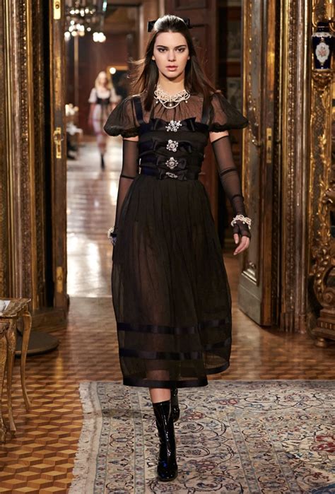 chanel pre-fall 2015 look 1 top|chanel runway 2015.